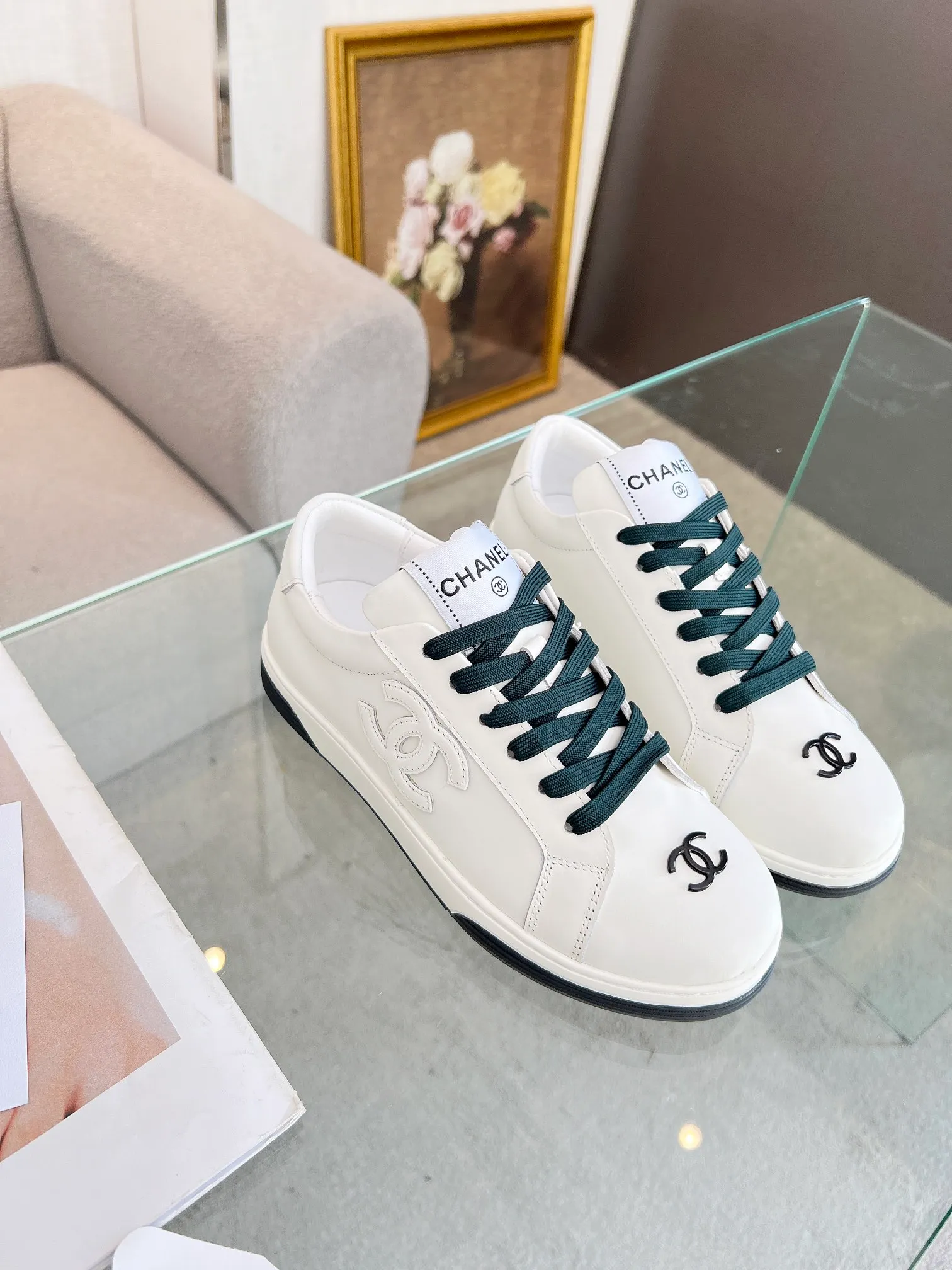 👟👟Ex-factory price 520👟👟Chanel Chanel 24SF latest model full leather panda color white shoes casual sports shoes skateboard shoes original purchase and development production Xiaoxiang C Home Another super popular item in the counter, loved by Internet celebrity bloggers and sisters, and various praises on social platforms. It is very popular, has a high texture, is breathable and super spring and summer. Seeing this issue always arouses the inner desire of girls for fashion. The latest suede material, classic black and white color, full of fashionable feeling on the feet, easy to care for. Fabric: Original customized imported cowhide material. Lining: Customized soft sheepskin lining. Sole: Original molded TPU non-slip outsole. Bottom thickness: 2.5CM. Size: Women's size 35-40 (custom-made sizes 40 are non-refundable)